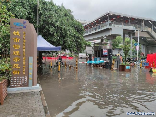 台风红霞把儿童床连人卷出门外 惊魂瞬间引发关注